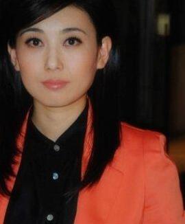 央视《海峡两岸》美女主持人李红,结婚后仍美得不要不