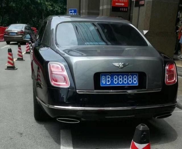 全国各地发财车牌号,有法拉利有宾利,最出名还是辆出租车
