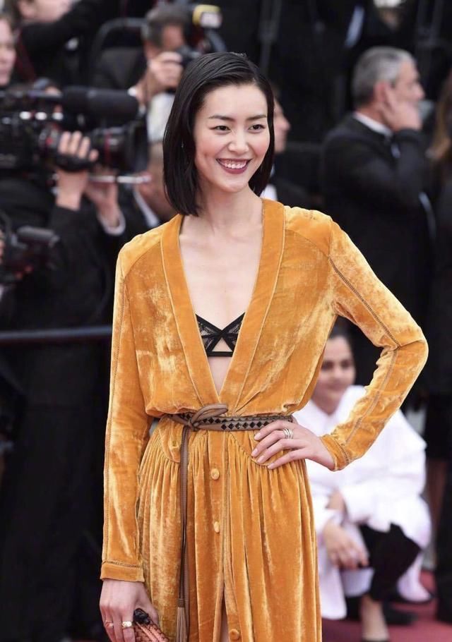 同样是超模,戛纳红毯上奚梦瑶和刘雯的差距太大了