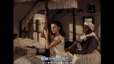 此外,《泰坦尼克号》里rose母亲为其束腰时,rose也是要长吁一口气.