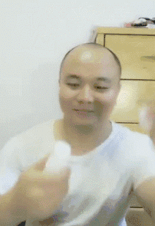 搞笑gif:您闺女一定很漂亮吧?