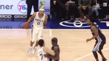 搞笑gif图:事实证明,喵星人最怕水果就是香蕉!