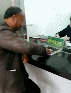 搞笑gif:非要女朋友学高难度姿势,你没看到妹子表情很