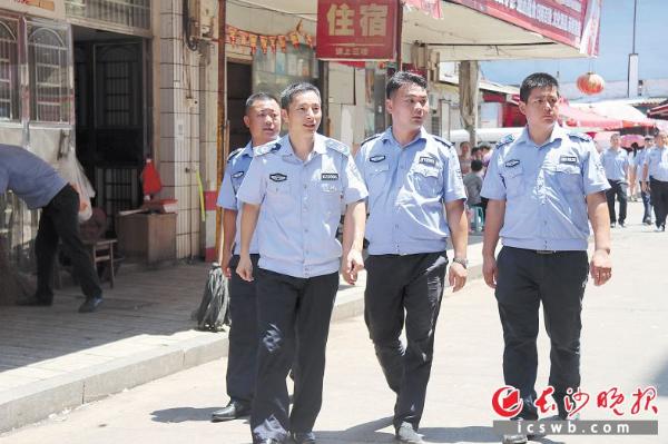 谭勇(左二)和城管队员一起上街执法.长沙晚报记者 朱华 摄