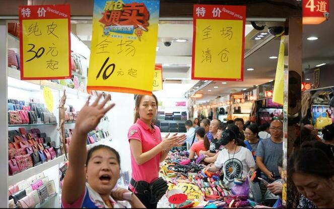 9月3日,北京天意小商品批发市场里人头攒动,商家最后大甩货吸引大批
