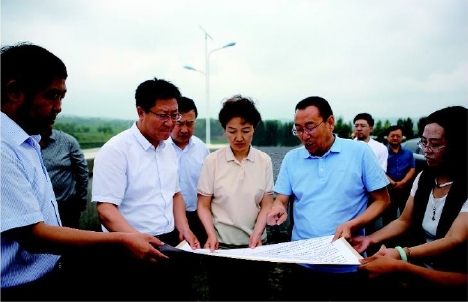 6月22日,市委书记张九萍在任庄水库大坝上,仔细察看并了解水库运行