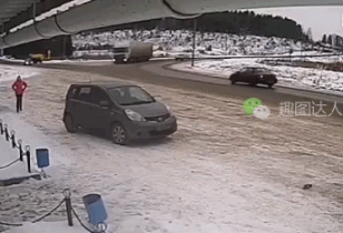 车轱辘这样搞事情,监控下大妈吓得不轻,多亏反应机灵