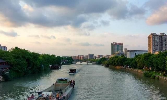 京杭大运河分为七段,每段的水量,水流的速度,流向都不尽相同.