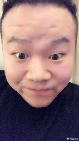 岳云鹏大头自拍尽力瞪眼 网友评脸大如盆啊