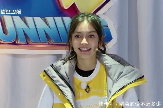 《奔跑吧》玩指压板时,杨颖当众脱掉袜子,谁注意到杨颖的双脚?