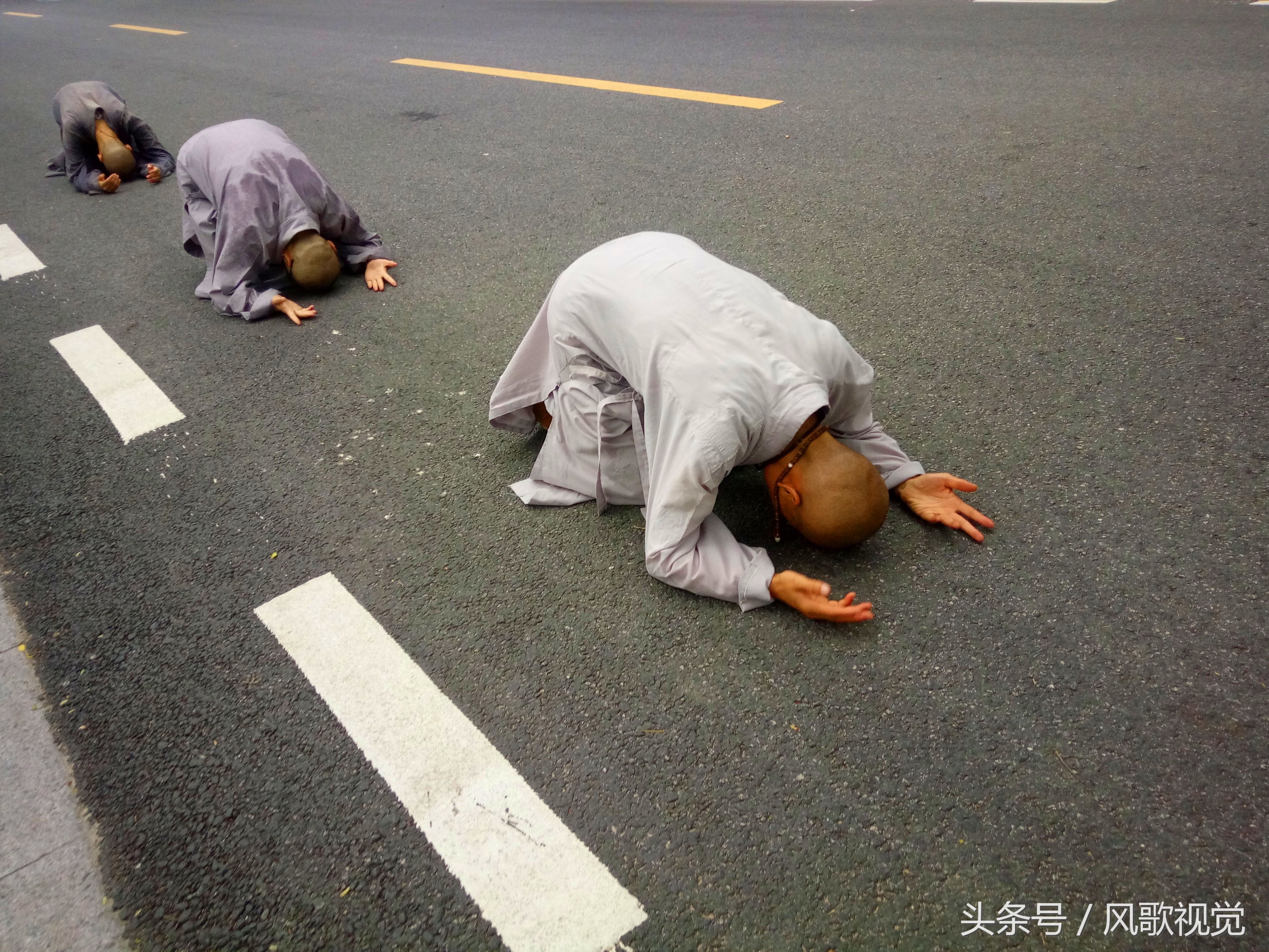 "苦行僧"在三亚南山寺五体投地拜山 边走边拜虔诚修行