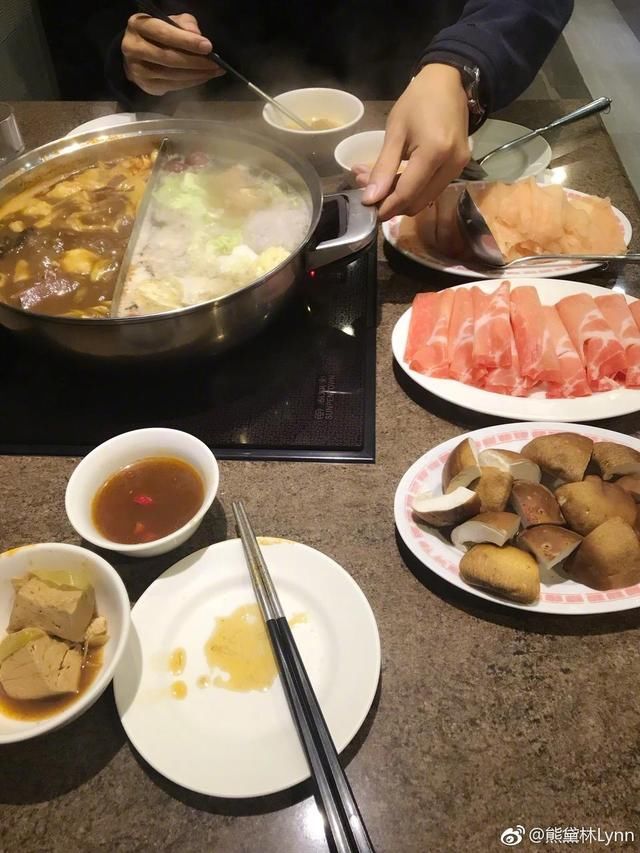 熊黛林深夜独自晒照吃火锅,刚刚怀孕就婚变?