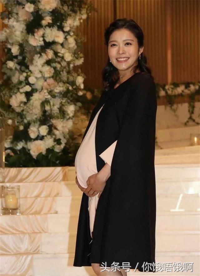 赖慰玲大着肚子出席婚宴.