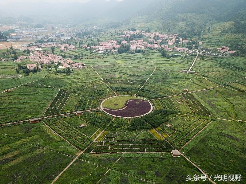 奇观!贵州村庄出现巨大八卦图 占地300亩 结构复杂好似迷宫