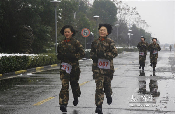 武警江苏省总队机动支队:考核,在雨雪中进行