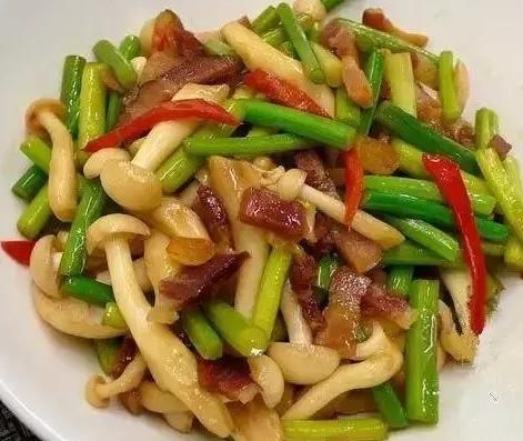 腊肉炒蒜苔海鲜菇--咸香下饭,一盘怎么够?