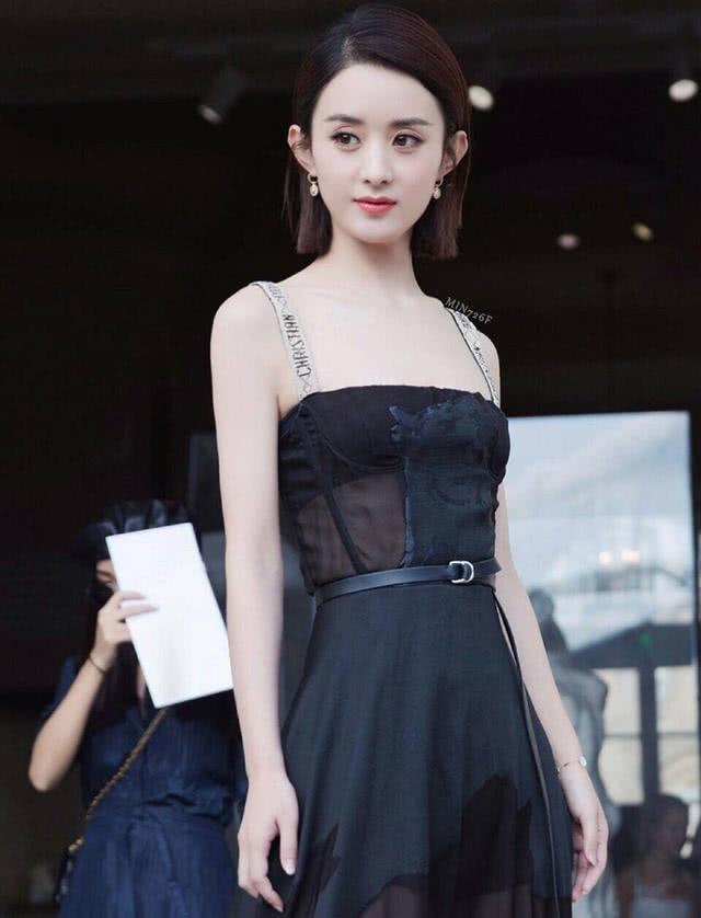 赵丽颖堪称娱乐圈中的拼命三娘,发烧39度依然在赶拍《你和我的倾城时光》,随后又马不停蹄的奔往《知否》剧组,平常想知道她的消息只有从路透或者剧组曝光,今天终于在微博中更新了她的动态! 照片中的颖宝睁着一对大大的硬币眼,顶着齐头帘,小脸肉肉的显得非常可爱,在微博中更是给自己配文:明兰不胖兰!大家都在赵丽颖可爱的时候,有网友看见右下角放的是碗和筷子么?这情节像不像刚吃完饭,撑的不行,大呼:我不胖!吃饱了再减肥.