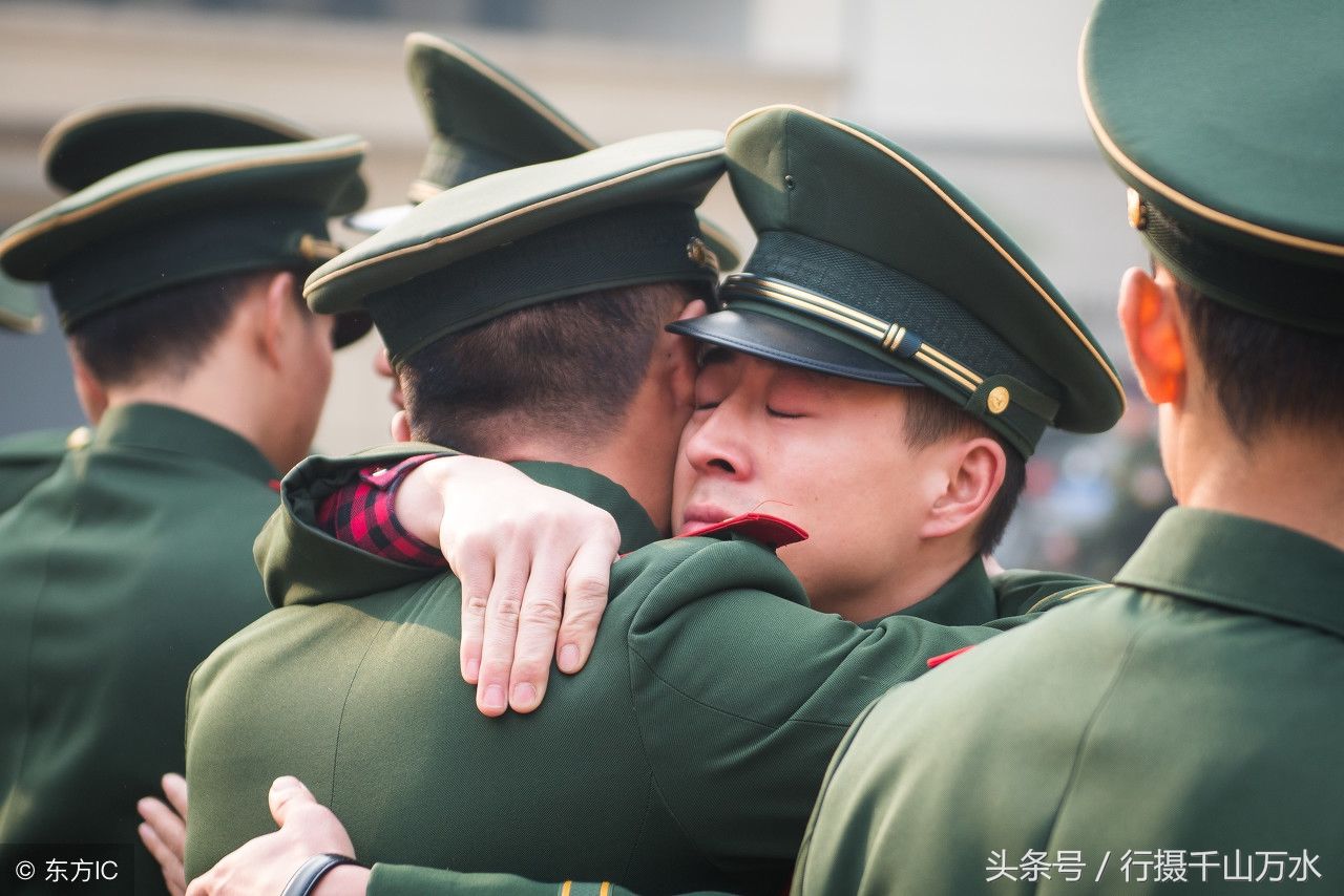 感动!军人泪别军营9张图,离队前敬最后一个军礼