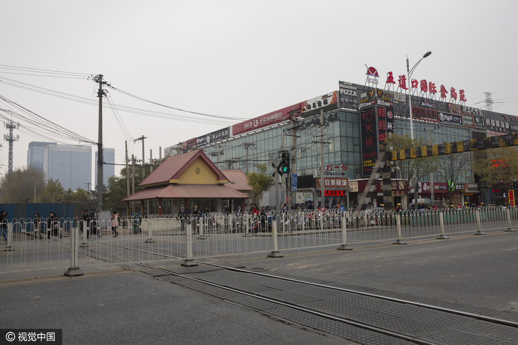 北京五道口铁路口设围拦 开始拆除部分铁轨
