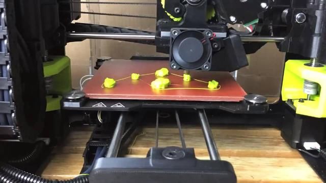 看外国牛人一点一点用3D打印机建筑做出手套陈真是一发无限设计师图片