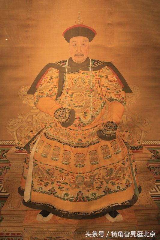 晚年的乾隆皇帝长什么样子呢?看看这幅故宫所藏的朝服