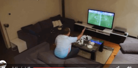 屏幕应声而灭,这可怜的男子愤怒的举起笔记本电脑向电视砸去,然后疯狂