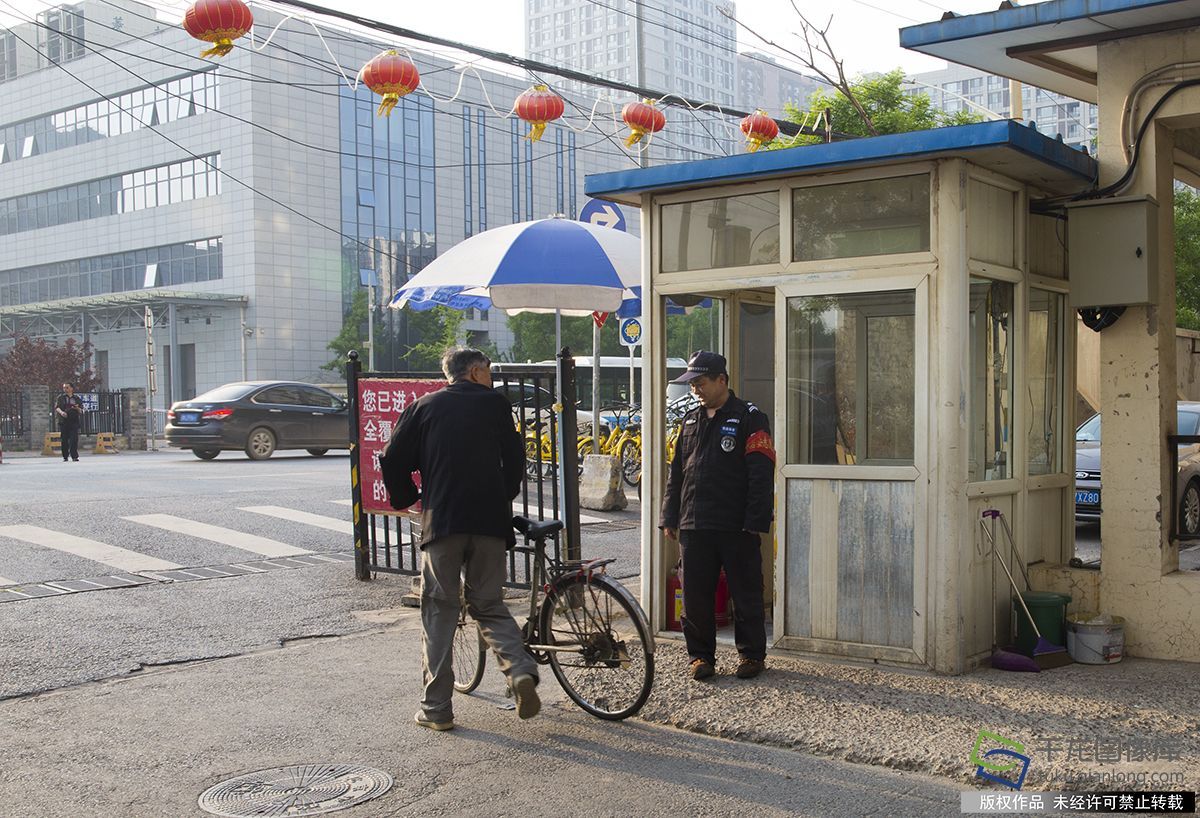 得空吗您|社区保安陈庆东:五一为居民出行保驾护航