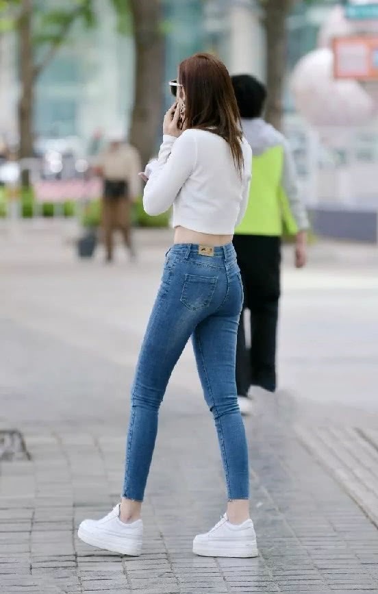 女神级气质小姐姐,时尚穿搭高腰长袖t恤和蓝色紧身牛仔裤,尽显曼妙