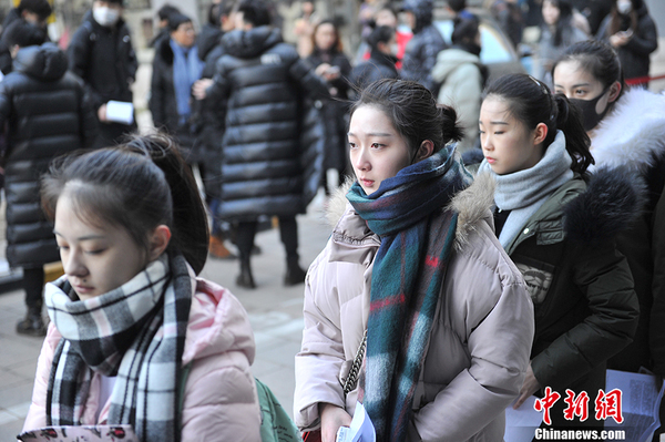 2017年北京电影学院艺考开考 操场美女一字马