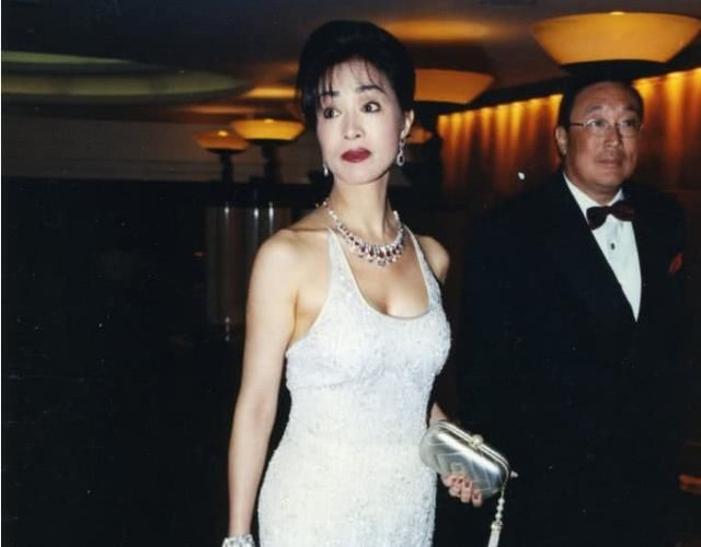 古稀之年的何莉莉依旧少女味十足,霸气智斗小三一辈子