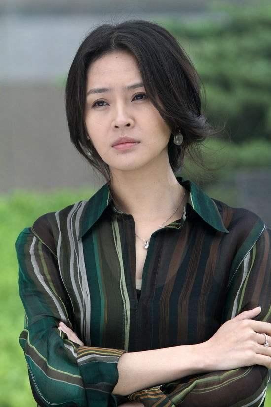 18岁考入中戏,与丈夫闪婚,至今无绯闻女儿很漂亮凡高好黑油中国图片