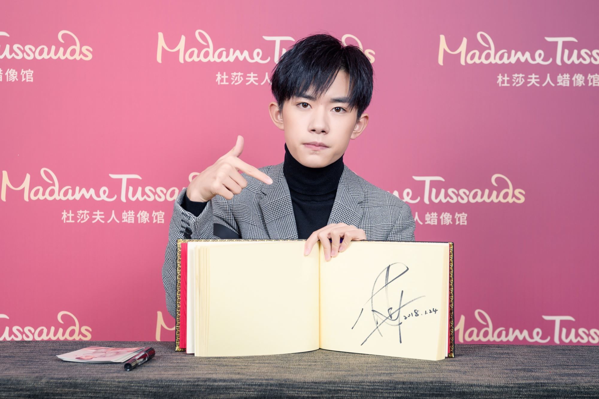 近日,易烊千玺入驻上海杜莎夫人蜡像馆花絮公开,这也将是他个人的首