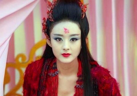 女星眉间花钿,迪丽热巴赵丽颖范冰冰章子怡,却都敌不过51岁的她