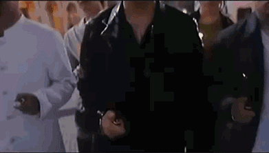 接下来这哥们儿把吃不完的冰棍给路边的一个大叔,并让他吃掉冰棍,大叔