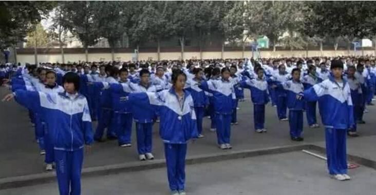 看完这些女学生穿,你还敢说中国的校服丑?