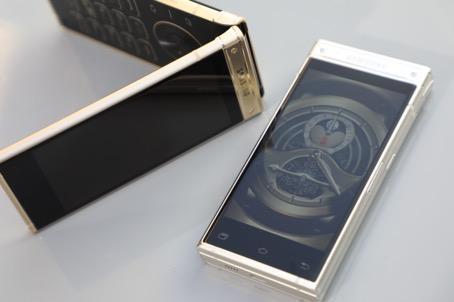 心系天下三星w2018翻盖手机!外观质感十足高端商务旗舰手