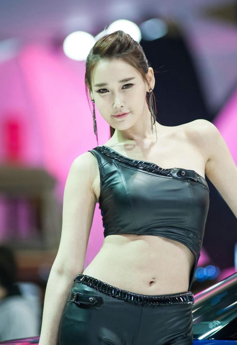 韩国身材李晓英性感写真:车模皮裤紧致黑色性感男士袜子穿什么?图片