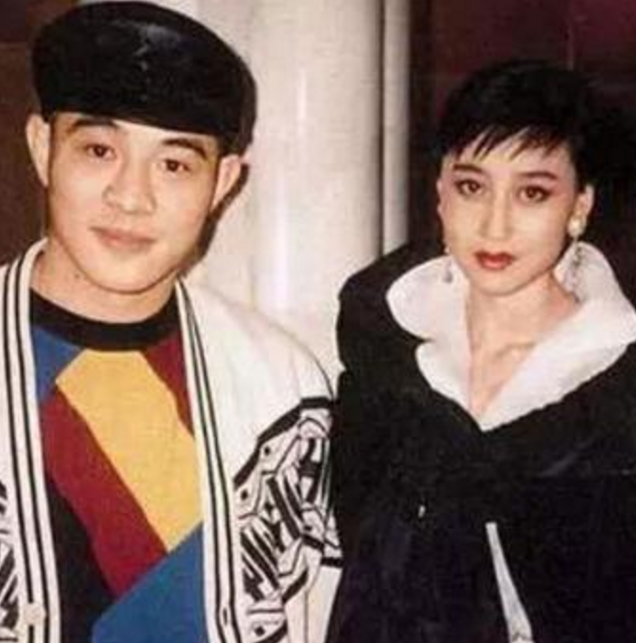 李连杰的前妻,刚生下女儿就惨遭抛弃,李连杰含泪说自己对不起她