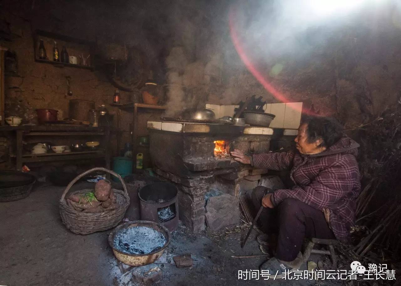 灶屋里的老爹老娘:每一个把父母留在村里的人,看了都会哭