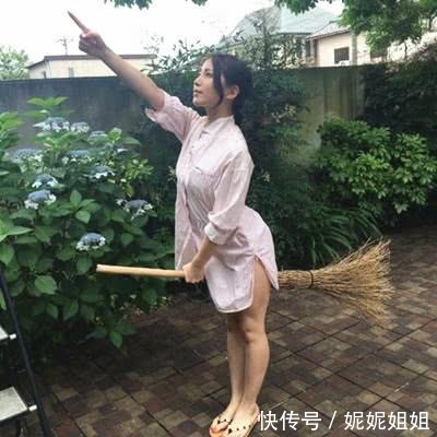 搞笑幽默内涵gif趣图:妹子你这背景墙都是些啥牌子