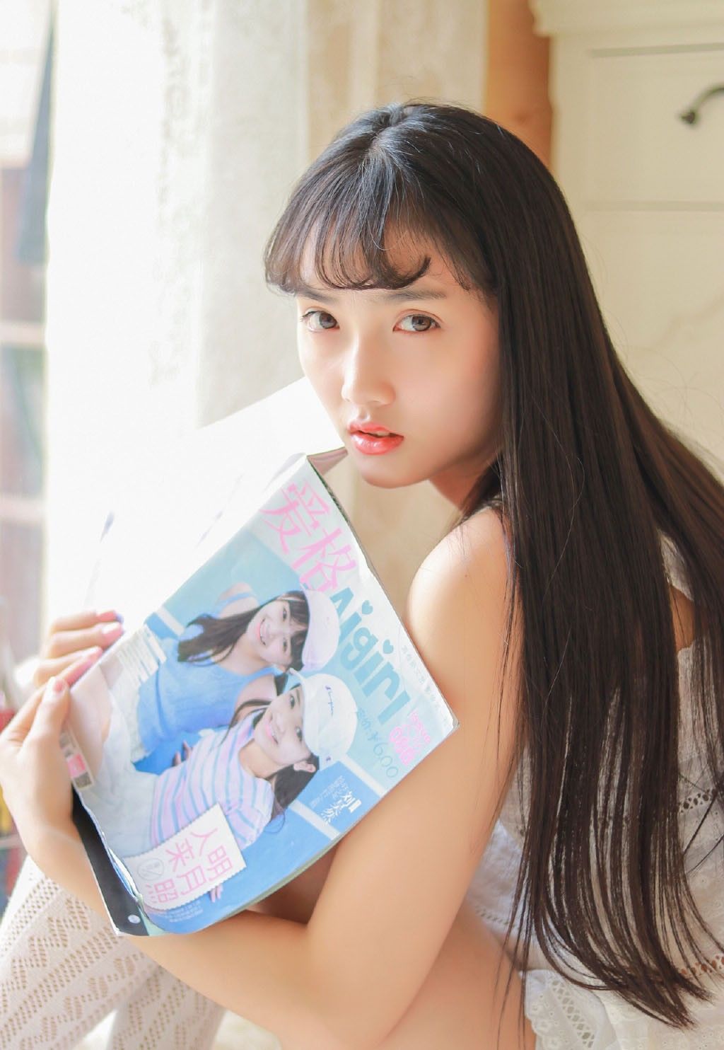 长直发白色高挑性感身材美腿性感写真床美女叫v白色下载图片