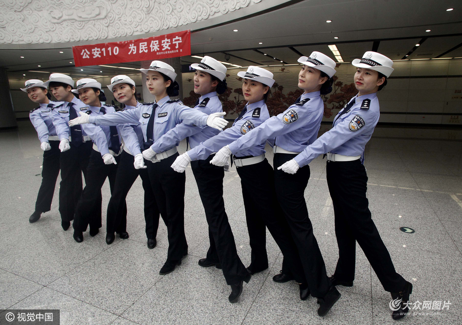 西安警哥警花地铁站"快闪"炫舞