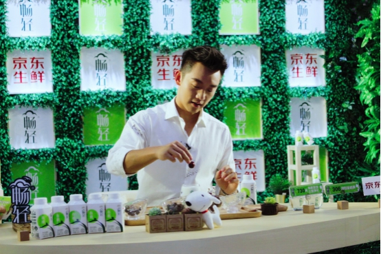(郑恺用畅轻有机酸奶做爱心料理)