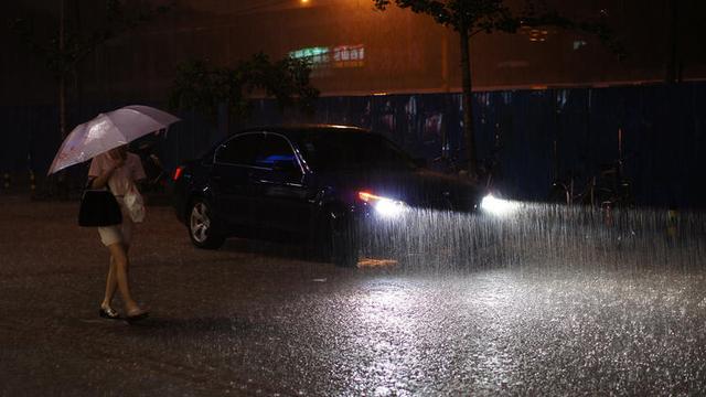 雨夜开车必备"技能"get!新手也不怕