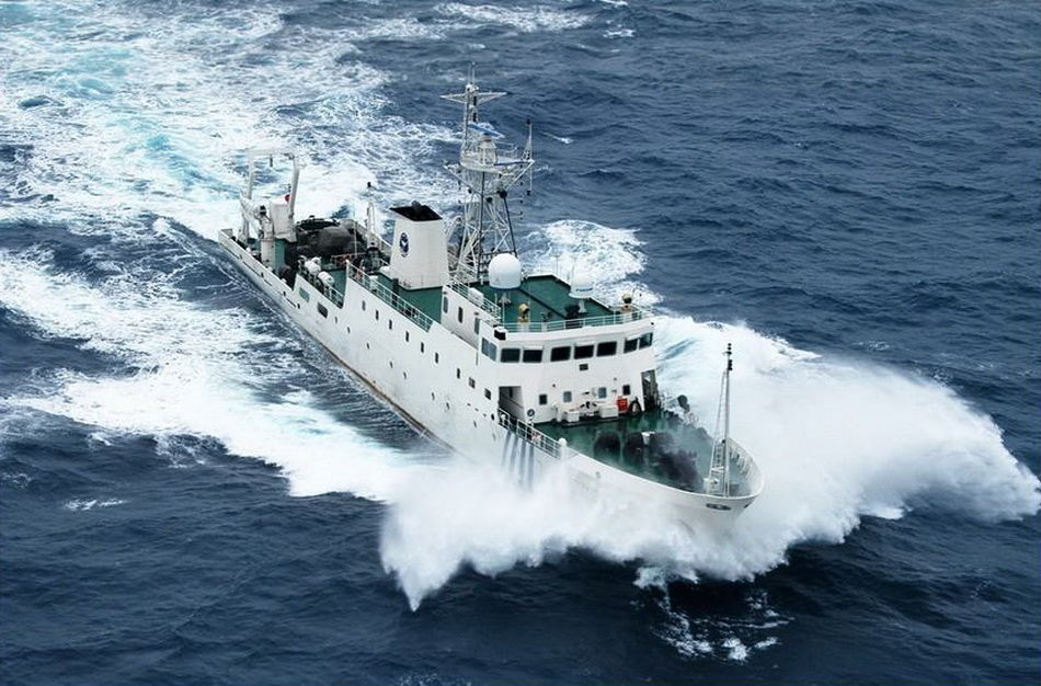 我海警船在南海铁桶阵守卫981平台图照 很威武