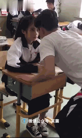 搞笑gif动图:看女生怯懦的眼神,这个男不像好学生!
