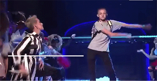 他们将自己的舞蹈视频带上#fortnitedance(堡垒之夜舞蹈)或#fort