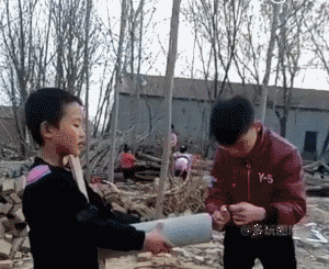 搞笑gif:就说怎么这两天生意额涨那么多,原来是招了个新打面妹子