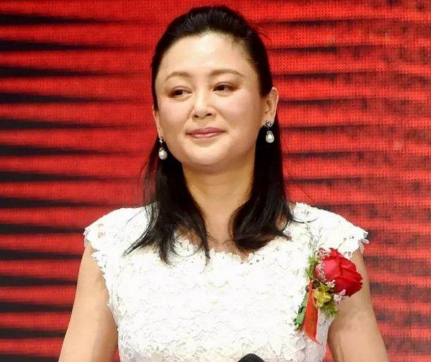 49岁陈红近照,老的太快完全变了模样,网友:越来越像倪萍了!