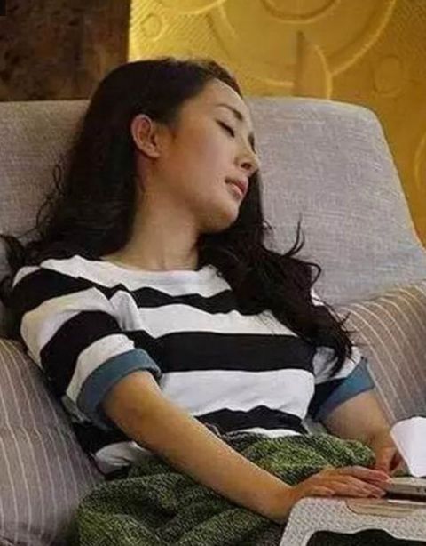 娱乐圈女明星的搞笑睡姿,杨幂好瘦,刘亦菲难度最高